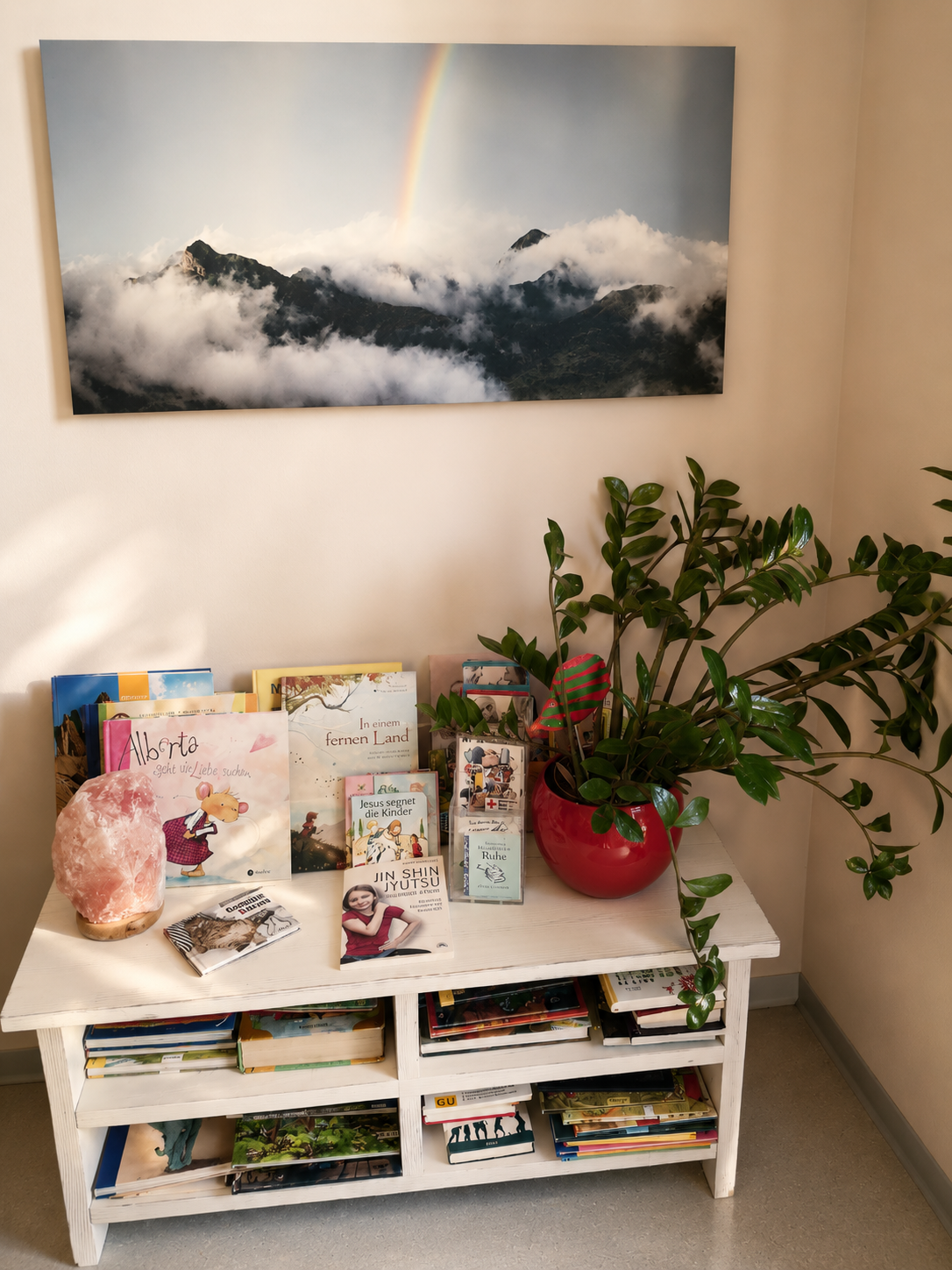 Leseecke mit Büchern und ruhiger Atmosphäre in der Praxis